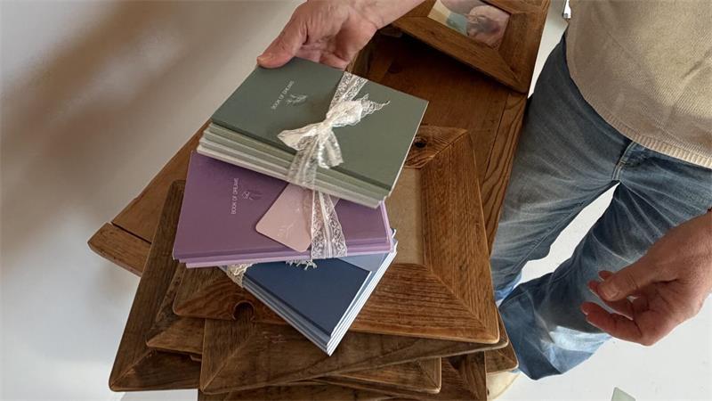 Nach Mallorca und zurück: Fernweh und ein Neuanfang in Apensen Neben Fotorahmen kreiert Heike Theobald zusammen mit ihrer Tochter kleine Notizbücher.