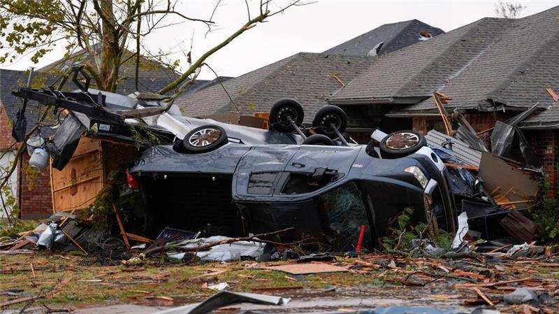Neben Gebäuden wurden durch die Tornados auch Fahrzeuge und Bäume in Mitleidenschaft gezogen. 