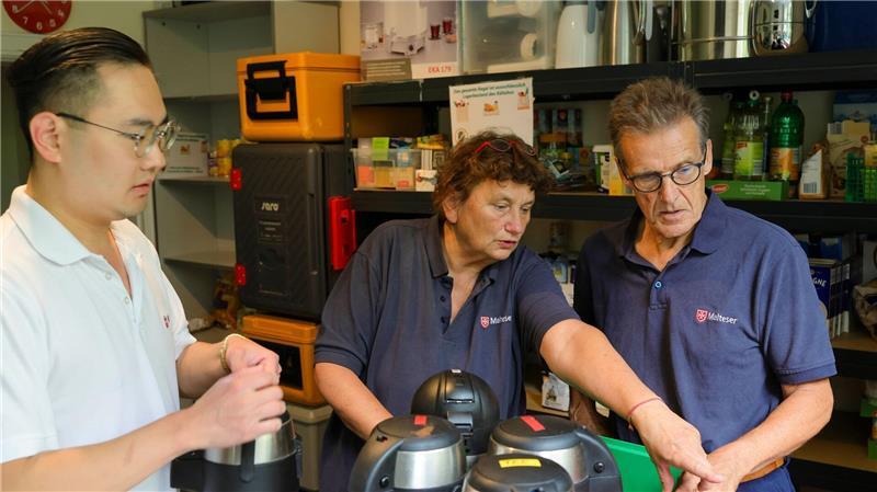 Neben Getränken und Hygieneartikeln ist eine frisch zubereitete warme Mahlzeit das Wichtigste. (Archivbild)
