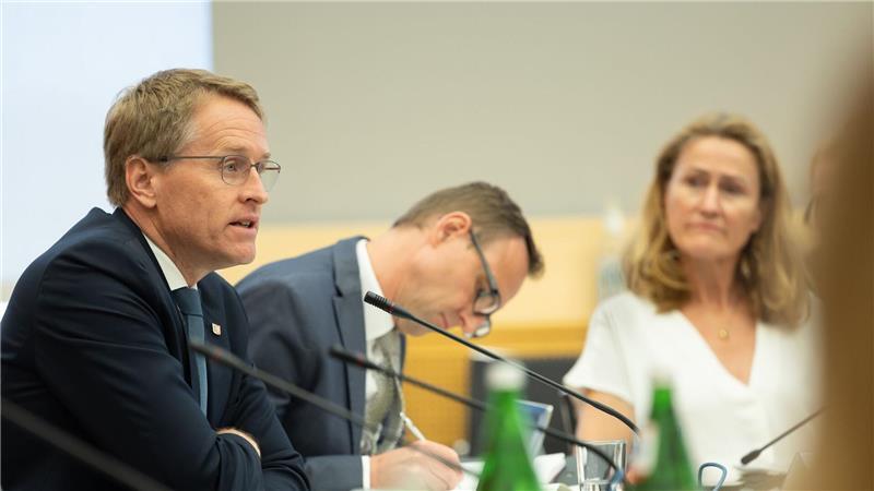 Günther wegen Northvolt im Kreuzverhör Neben Günther sind unter anderem auch Staatskanzlei-Chef Dirk Schrödter (CDU, Mitte) und Finanzministerin Silke Schneider (Grüne) im Ausschuss.