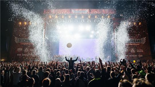 Neben KIZ und Tokio Hotel wird beim Deichbrand 2023 ein weiterer deutscher Rockstar auf der Bühne stehen. Foto: Robin Schmiedebach/Deichbrand/Archiv