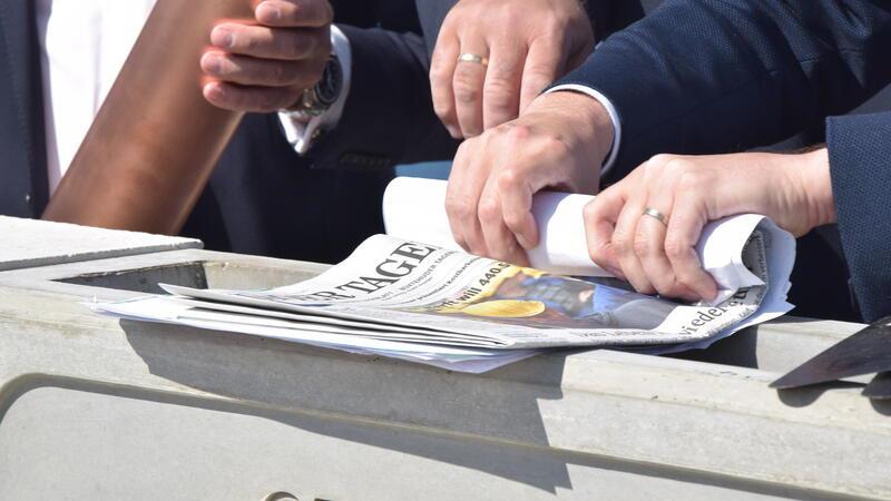 Neben Kinderzeichnungen und Münzen kam auch eine aktuelle TAGEBLATT-Ausgabe in die Zeitkapsel.