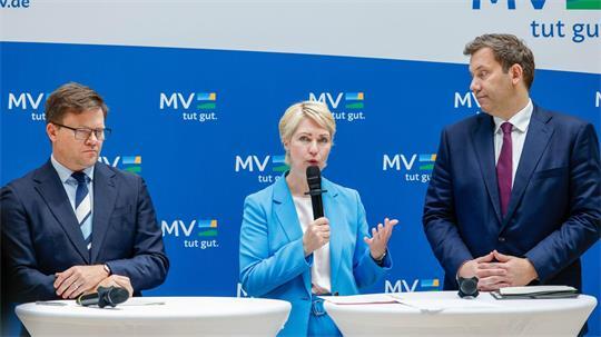 Neben Mecklenburg-Vorpommerns Ministerpräsidentin Manuela Schwesig nahmen auch Bundesfinanzminister Lars Klingbeil (r) und Bundesumweltminister Carsten Schneider (l) an der Kabinettssitzung teil.