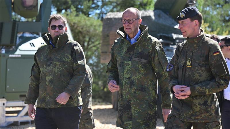 Bereit zum „fight tonight“ - Merz besucht die Truppe Neben Merz (Mitte) war auch Vizekanzler Klingbeil (l) dabei.