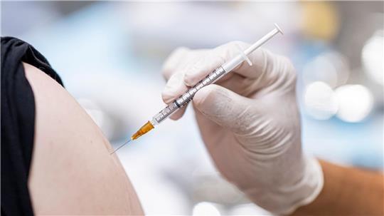 Neben Praxen bieten auch einige Apotheken und die Gesundheitsämter eine Grippe-Impfung an - sofern Impfstoff verfügbar ist. (Symbolbild)