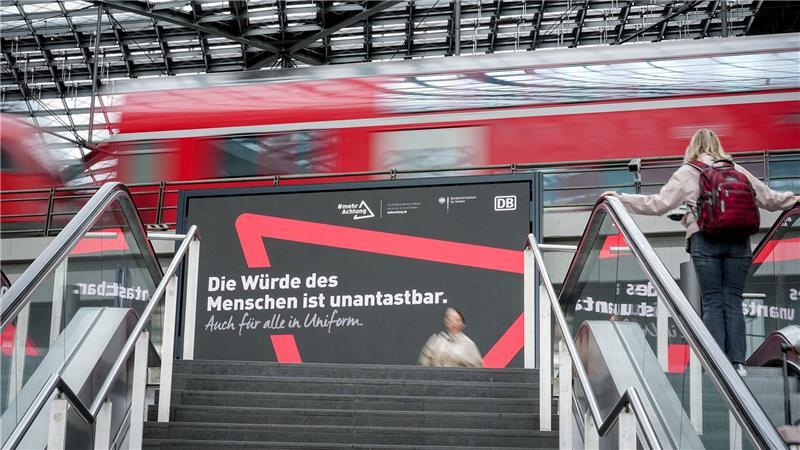 Neben Sicherheitsmaßnahmen sollen Plakate in Bahnhöfen und Bahnen für weniger Gewalt sorgen. 