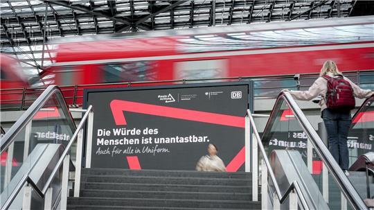 Neben Sicherheitsmaßnahmen sollen Plakate in Bahnhöfen und Bahnen für weniger Gewalt sorgen. 