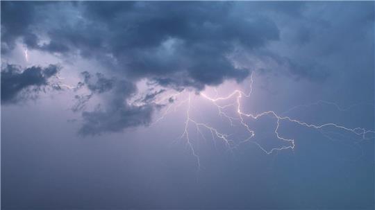 Neben Sonne und Regen sind am Wochenende laut Prognosen auch Gewitter möglich.