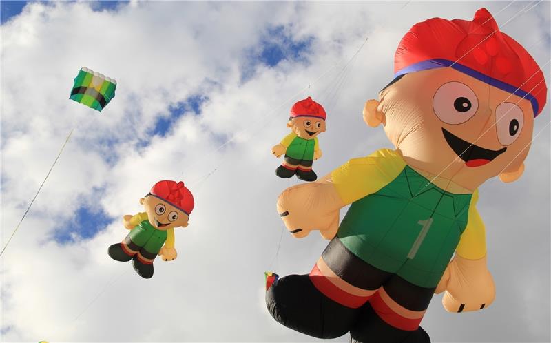 Neben Tieren wählen Drachenbauer häufig auch Comicfiguren als Vorlagen für ihre Flugobjekte. Fotos: Meybohm