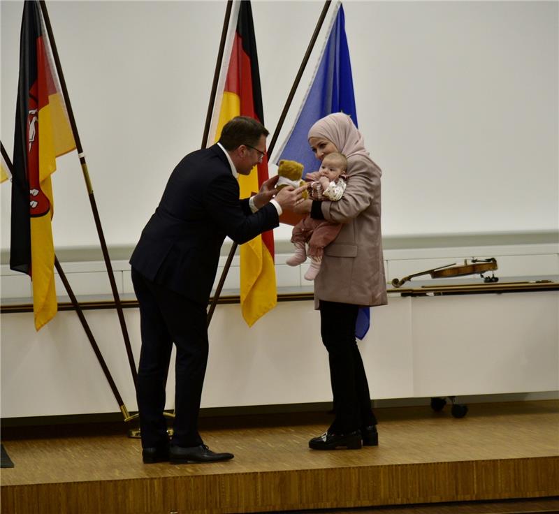 Landkreis Stade bürgert 34 Menschen ein Neben Urkunde und Grundgesetz gab es für die Kinder einen Landkreis-Teddy. Foto: Landkreis Stade/Beneke