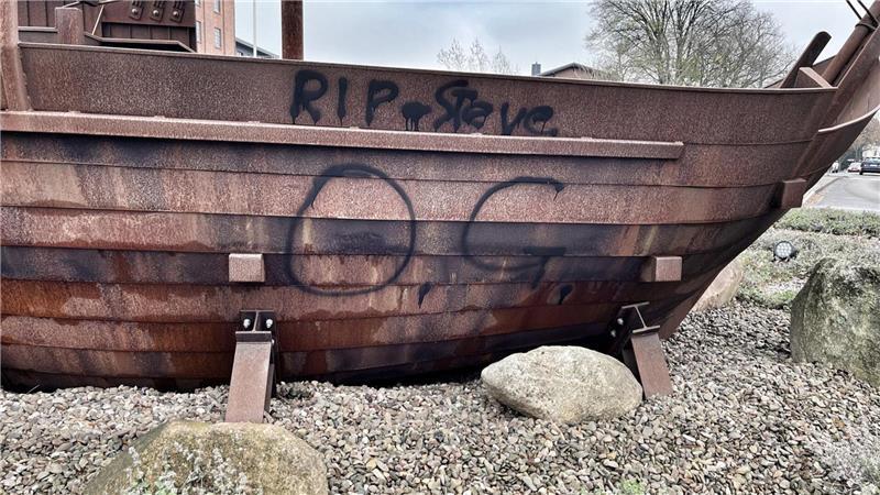 Als Gangster und Rocker die Schlagzeilen im TAGEBLATT bestimmten Neben dem DRK-Gebäude und dem Stackmann-Parkhaus haben die Täter auch die Kogge auf dem Kreisel am Eingang der Altstadt beschmiert.