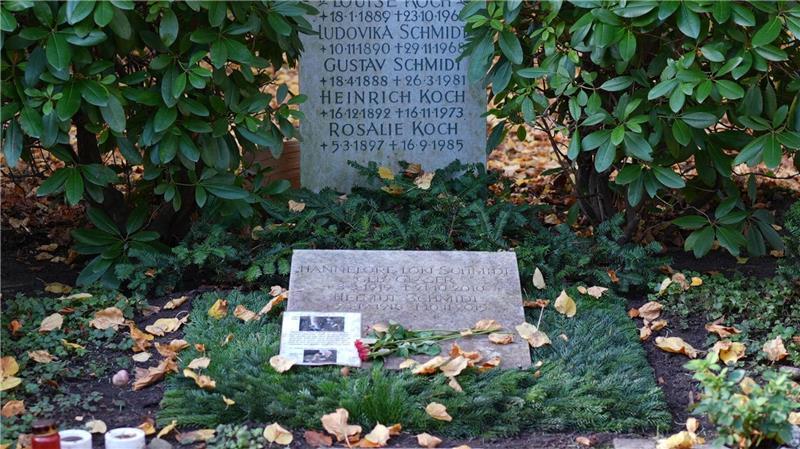 Altkanzler Schmidt - „So einen wie den bräuchten wir heute“ Neben dem Grab von Schauspieler Jan Vedder und HSV-Legende Uwe Seeler ist das der Eheleute Schmidt eins der meistbesuchten des Friedhofs.