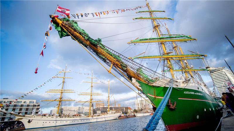Neben dem Segelschiff „Alexander von Humboldt II“ (vorne) und dem Segelschulschiff „Gorch Fock“ konnten die Besucher der „Sail“ zahlreiche weitere große und kleine Schiffe aus verschiedenen Ländern besichtigen.