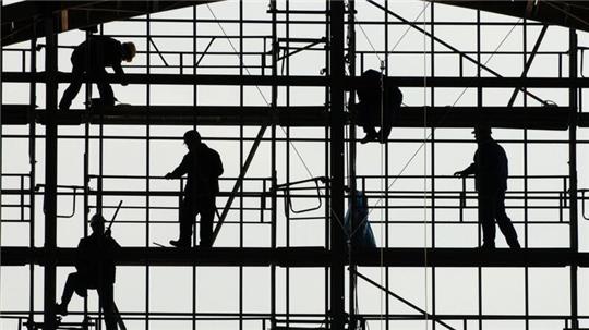 Neben den Energie- und Rohstoffpreisenund dem Fachkräftemangel bereiten die wirtschaftspolitischen Rahmenbedingungen den Unternehmen Sorgen.