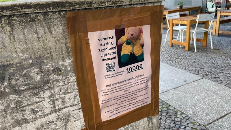 Teddy verzweifelt gesucht: 1.000 Euro für „Mini“ ausgesetzt Neben den Plakaten auf Deutsch bittet auch ein eigener Webauftritt auf Englisch, Polnisch, Rumänisch und Bulgarisch um Hinweise zu dem gestohlenen Plüschtier.