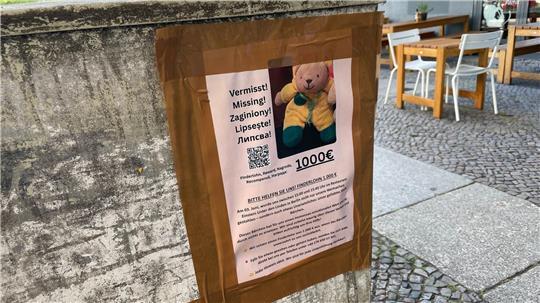 Neben den Plakaten auf Deutsch bittet auch ein eigener Webauftritt auf Englisch, Polnisch, Rumänisch und Bulgarisch um Hinweise zu dem gestohlenen Plüschtier.