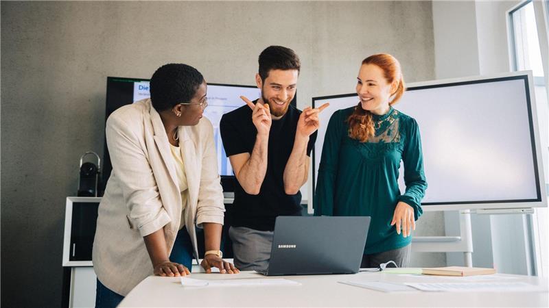 So schaffen Sie den beruflichen Aufstieg Neben den beruflichen Fähigkeiten spielen auch Soft Skills eine wichtige Rolle im Beruf.