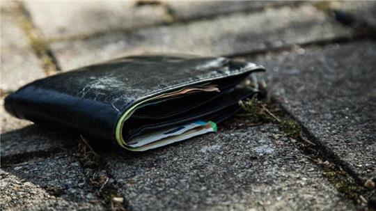 Neben den mehr als 2000 Euro befanden sich auch Ausweise und Karten in dem Portemonnaie. (Symbolbild)