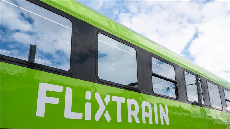 Revolution im Fernverkehr? Die DB kämpft um ihre Stellung Neben den weiß-roten Zügen der DB und den tiefroten von Italo könnten bald auch mehr grüne von Flixtrain unterwegs sein - das Unternehmen aus München hat Dutzende neue Züge bestellt. (Archivbild)