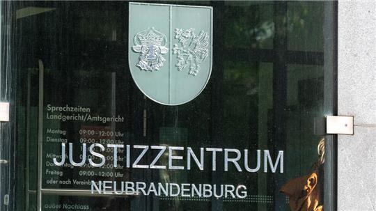 Neben der 39-Jährigen und ihrer leiblichen Tochter aus dem Landkreis Vorpommern-Greifswald ist auch ihr 46 Jahre alter heutiger Ehemann angeklagt.