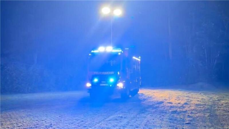 Feuerwehr Otterndorf zweimal gefordert - Rauchmelder und Rettungsflug in einer Nacht Ein Einsatzfahrzeug der Freiwilligen Feuerwehr Otterndorf beim nächtlichen Einsatz.