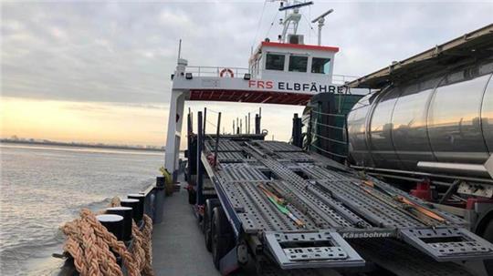 Neben der Bahn eine Alternative über die Elbe an diesem Sonnabend: die FRS Elbfähre Wischhafen-Glückstadt.