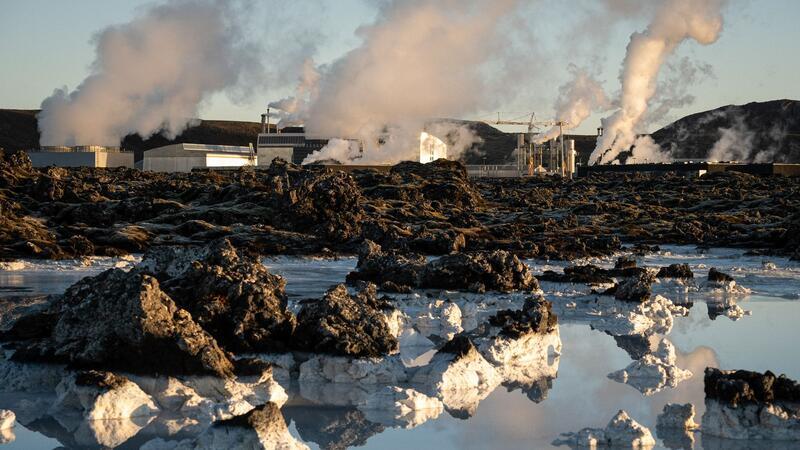 Neben der Blauen Lagune steigt im November 2023 Dampf vom geothermischen Kraftwerk Grindavik auf.