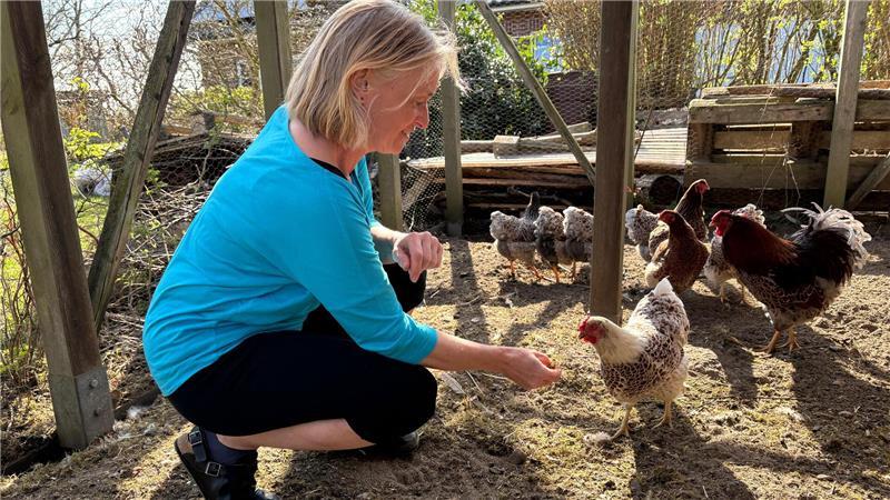 Neben der Kommunalpolitik verbringt die Agathenburgerin viel Zeit in ihrem Garten und bei ihren Hühnern.