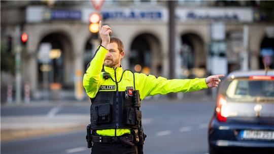 Neben der Polizei haben auch Mitarbeiter des Zolls, des Gewerbeaufsichtsamts, der Führerscheinstelle der Landeshauptstadt Hannover und des Bundesamtes für Logistik und Mobilität an den Kontrollen teilgenommen. (Symbolbild)