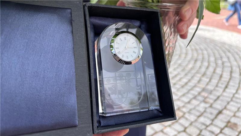 Seniorendisco und ein fast abgerissener Amtshof: Flecken würdigt Ehrenamt Neben der Urkunde und Blumen gab es eine kleine gläserne Standuhr.