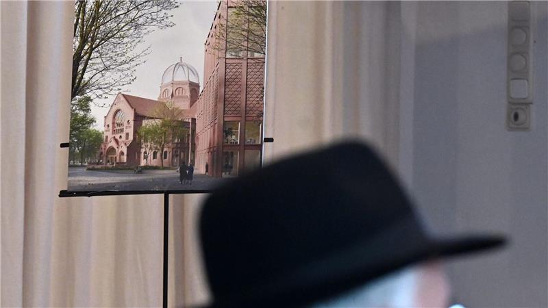 Siegerentwurf zur Bornplatzsynagoge eng am Original Neben der orthodoxen Bornplatzsynagoge soll auch das liberale Judentum mit einer eigenen Reformsynagoge im neuen Zentrum der jüdischen Gemeinde vertreten sein.