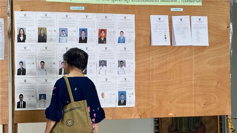 Neben einem neuen Parlament stimmten die Wähler auch über eine mögliche neue Verfassung ab.