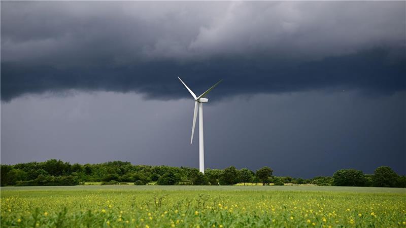 Neben einer starken Wärmebelastung drohen örtlich auch kräftige Gewitter. (Symbolbild)