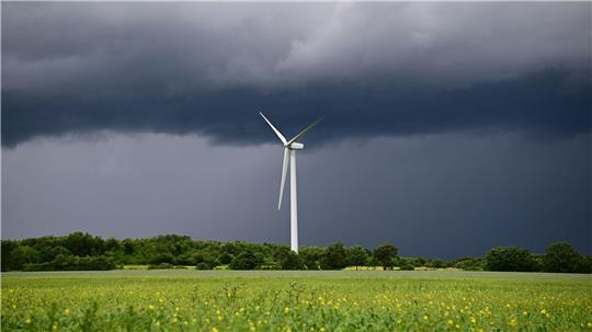 Neben einer starken Wärmebelastung drohen örtlich auch kräftige Gewitter. (Symbolbild)