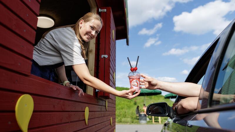 Neben frischen Erdbeeren gibt es auch Eis und Milchshakes im Erdbeer-Drive-in.