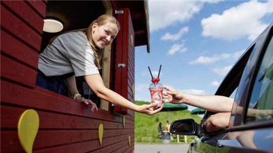 Neben frischen Erdbeeren gibt es auch Eis und Milchshakes im Erdbeer-Drive-in.
