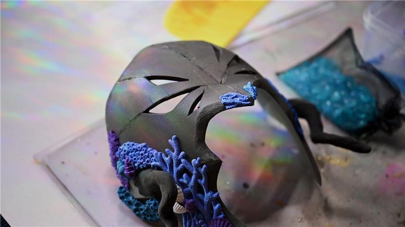 Neben ihrem aktuellen Kostüm arbeitet sie an einer Maske aus Foam Clay. 
