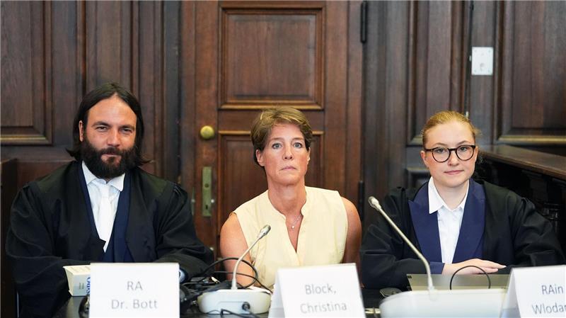 Neben ihren Anwälten wird künftig auch der ehemalige Regierungssprecher Béla Anda für die angeklagte Unternehmerin Christina Block (Mitte) tätig werden. (Archivbild)