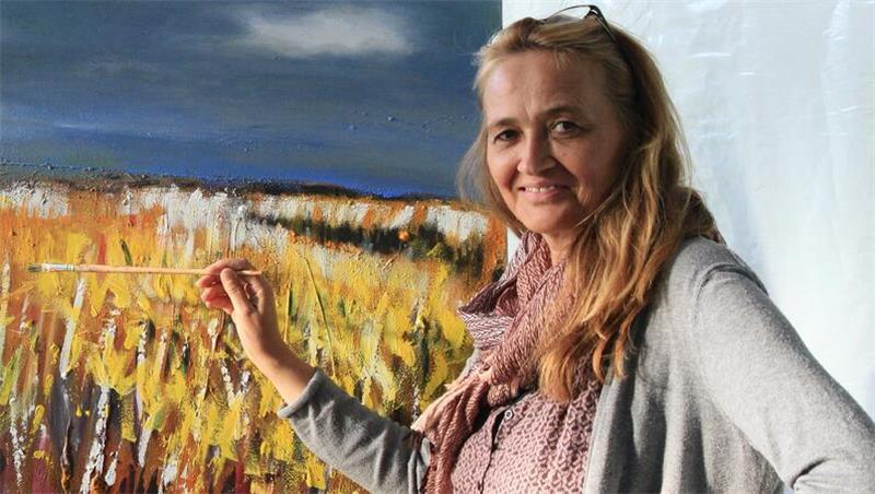 Ausstellung im neuen Stader Rathaus zeigt ein kreatives Potpourri Künstlerin und Archäologin Andrea Finck bei der Arbeit an einem ihrer Gemälde