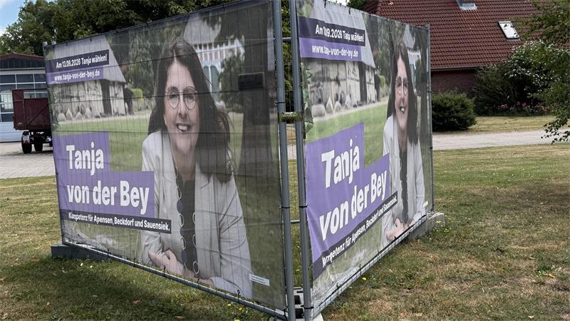 Wahlplakat im Kreis Stade beschädigt: Welche Strafe droht? Neben klassischen Laternen-Plakaten stehen im Landkreis viele Bauzäune mit Bannern der verschiedenen Parteien und Kandidaten.