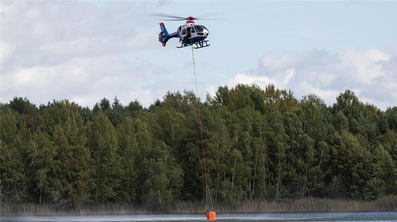 Neben mehr als 1.000 Einsatzkräften sind auch Hubschrauber und Helikopter im Einsatz.