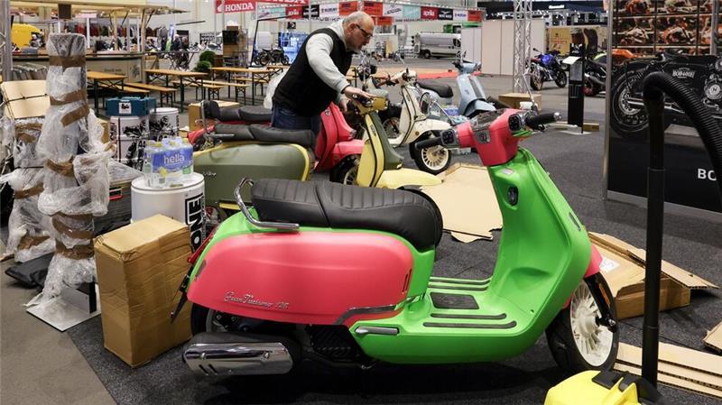 Neben schnittigen Sporträdern zeigen die Aussteller auch stadtfreundliche Motorroller.