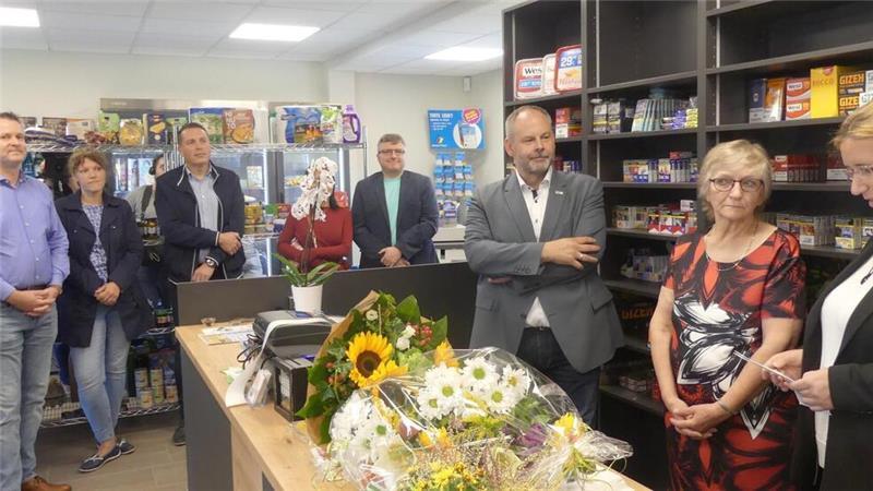 73-Jährige eröffnet Dorfladen: In Midlum kann wieder eingekauft werden Neben zahlreichen Kunden nahmen auch Vertreter aus Verwaltung und Wirtschaft an der offiziellen Eröffnung des Midlumer Dorfladens teil.