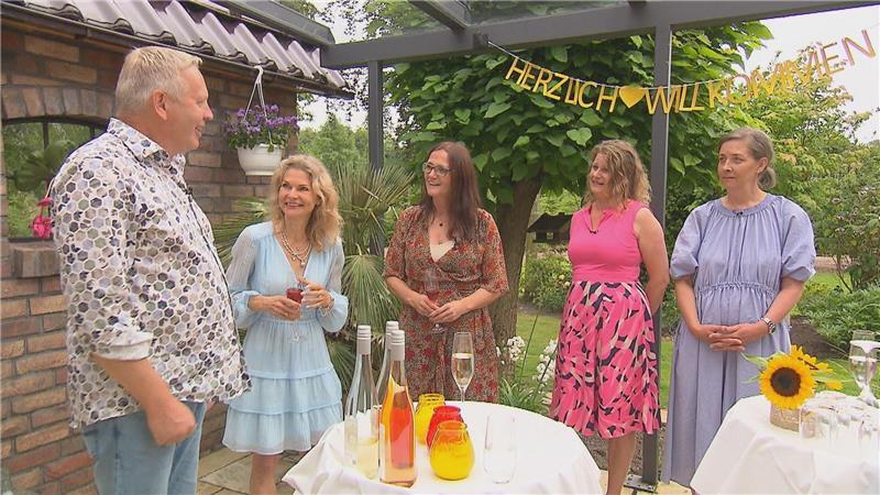 Nebenerwerbsbauer und Geflügelhalter Jörg (57) hat vier Frauen zum Kennnenlernen eingeladen: Jessica (53, Personalberaterin), Kirstin (55, Verwaltungsangestellte). Carola (55, Schulsekretärin) und Petra (52, Headhunterin).