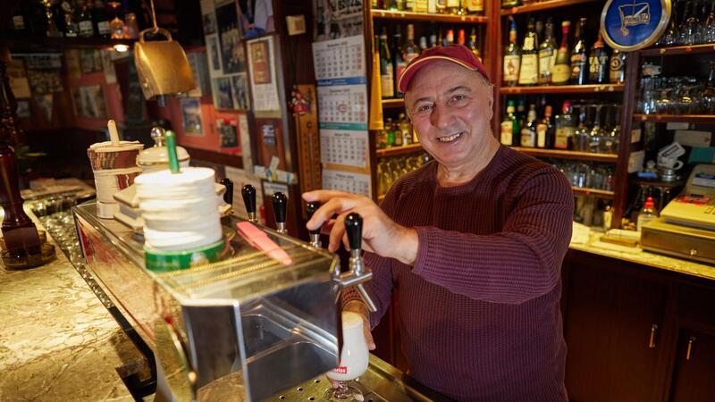 Bingo und Kegelbahn - Junge Menschen zieht es in die Kneipe Necip Cakir und seine Frau Rose-Gül Cakir betreiben die Kupferkanne seit knapp 40 Jahren.