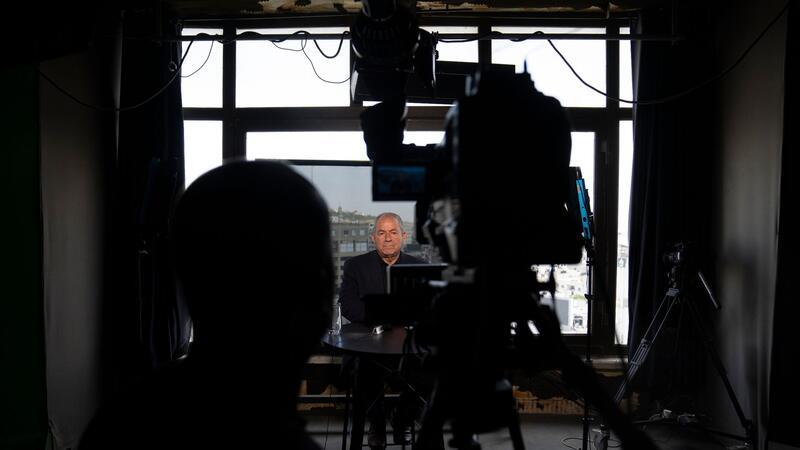 Drei Soldaten bei Hamas-Angriff getötet Nehad Abu Ghoush, palästinensischer Politikwissenschaftler, Live bei Al-Dschasira - Israel hat die Schließung des arabischen TV-Senders im Land verfügt.