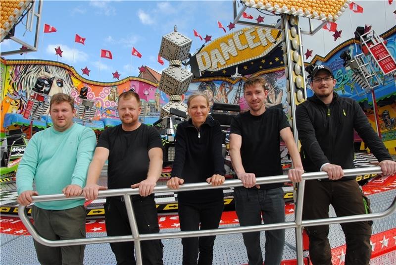 Nehmen Sonja Möllers vom Stade Marketing in die Mitte: (von links) die Schausteller Robert Rasch, Lars Luttkau, David Bode und Elektromeister Torben Stahn. Foto: Stief