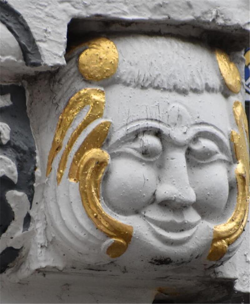 Neidköpfe als Schutz vor dem Bösen: Vom Hökerhus - einem reich verzierten Stader Kaufmannshaus - glotzen Fratzen.