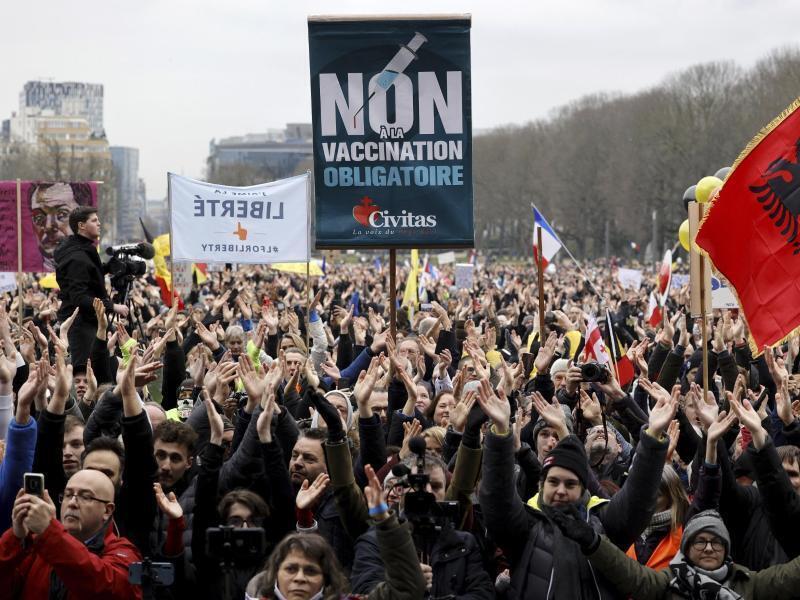 «Nein zu Zwangsimpfungen»: Die Maßnahmen der belgischen Regierung zur Bekämpfung der Corona-Pandemie mobilisierten zahlreiche Demonstranten. Foto: Olivier Matthys/AP/dpa