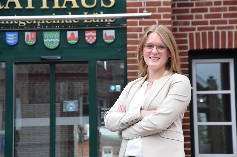 Altes Land: Nele Dehmel ist mit 24 Jahren Führungskraft im Rathaus Nele Dehmel - Tochter und Nichte der Politiker Dirk und Gerd Dehmel - ist die Neue im Rathaus der Samtgemeinde Lühe. Foto: Battmer